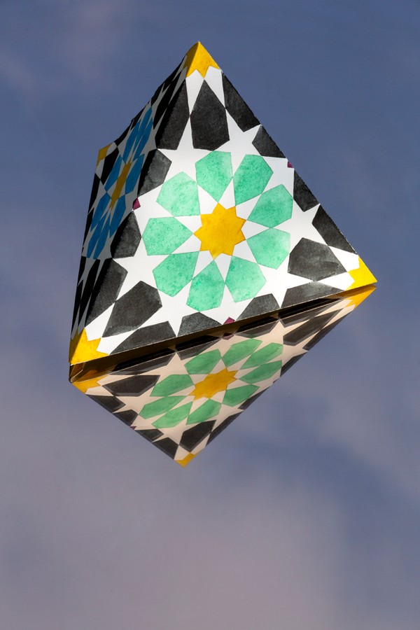 Tetraedro pintado con acuarela, sobre espejo. En cada uno de las 4 vértices de este tetraedro se forma una estrella (sólo en la tridimensionalidad) de 6 puntas.  